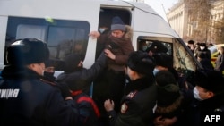 Qozog’istonda saylov kuni namoyishga chiqqan o’nlab muxolifat faollari hibsga olindi. 10-yanvar, 2020.