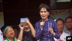 មេដឹកនាំ​ក្រុម​ប្រឆាំង​ លោកស្រី Aung San Suu Kyi និយាយ​កំឡុង​ពេល​ជួប​ប្រជុំ​ជាមួយ​អ្នក​ភូមិ​នៅ​ក្នុង​ភូមិ War Thinkha ក្នុង​ប្រទេស​ភូមា កាលពី​ថ្ងៃទី៤ ខែកក្កដា ឆ្នាំ២០១៥។