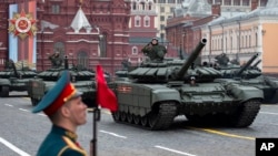 Tank Rusia T-72 B3 ikut merapaikan parade militer di Lapangan Merah, Moskow, 9 Mei 2019, memperingati 47 Tahun Kemenangan Sekutu atas Nazi Jerman dalam perang dunia II.