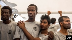 Qutqarilgan migrantlar