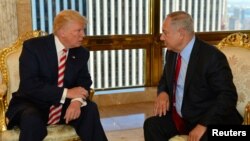 지난해 9월 벤자민 네타냐후 이스라엘 총리(오른쪽)와 도널드 트럼프 대통령(당시 대선 후보)가 뉴욕에서 만나 대화하고 있다.