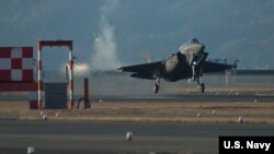 일본 이와쿠니에 전개한 미 해병대 소속 F-35B 전투기.