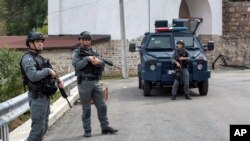 Kosovski policajci obezbjeđuju prostor ispred manastira Banjska u selu Banjska na Kosovu u srijedu, 27. septembra 2023. godine.