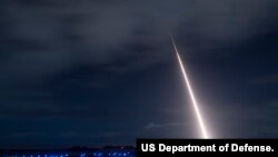 美军2018年10月26日举行的一次导弹拦截试验（美国国防部照片）