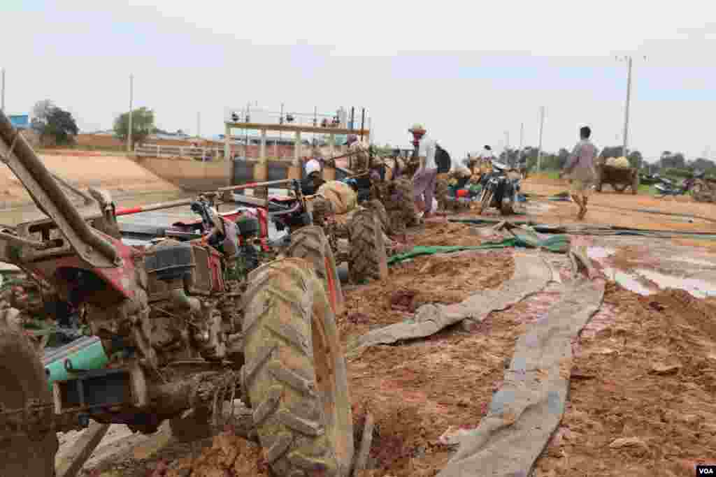 ប្រជាកសិករបានប្រើប្រាស់គោយន្ត ដើម្បីធ្វើជាម៉ាស៊ីនបូមទឹកពីប្រឡាយមេមួយដែលមានប្រវែង២០គីឡូម៉ែត្រ និងត្រូវបានស្ថាបនាដោយក្រុមហ៊ុនចិន។(ស៊ុន ណារិន/VOA Khmer)