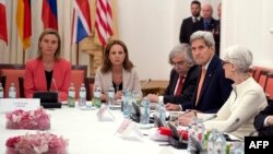 13일 오스트리아 빈에서 열린 핵 협상에 참석한 존 케리 미국 국무장관(오른쪽 2번째)과 웬디 셔먼 정무차관(오른쪽), 페데리카 모게리니 유럽연합 외교안보대표(왼쪽).