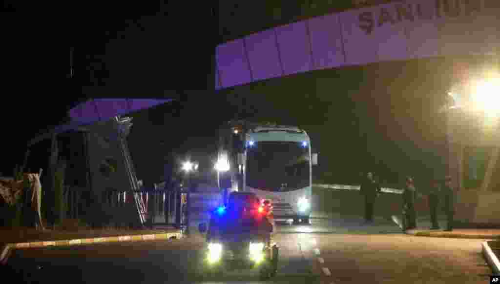 A convoy of military vehicles and buses carrying peshmerga forces leave Sanliurfa International Airport in Sanliurfa Province, Turkey, Oct. 29, 2014.