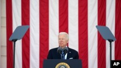 조 바이든 대통령이 31일 미국의 현충일인 '메모리얼 데이'를 맞아 알링턴 국립묘지에서 열린 기념식에서 연설했다.