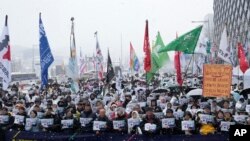  ရာထူးကဆိုင်းငံ့ခံထားရတဲ့ သမ္မတ Yoon Suk Yeol ရှိရာ သမ္မတအိမ်တော်ရှေ့မှာ ဖမ်းဆီးဖို့ တောင်းဆိုဆန္ဒပြနေကြသူများ။ (ဇန်နဝါရီ ၅၊ ၂၀၂၅) 