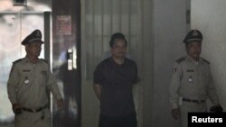 លោក​ សួន សេរីរដ្ឋា​ ប្រធាន​គណបក្ស​អំណាច​ខ្មែរ ​ឯ​តុលាការ​រាជធានី​ភ្នំពេញ​ នៅថ្ងៃទី​១៤​ ខែ​សីហា​ ឆ្នាំ២០១៧។ (REUTERS)​