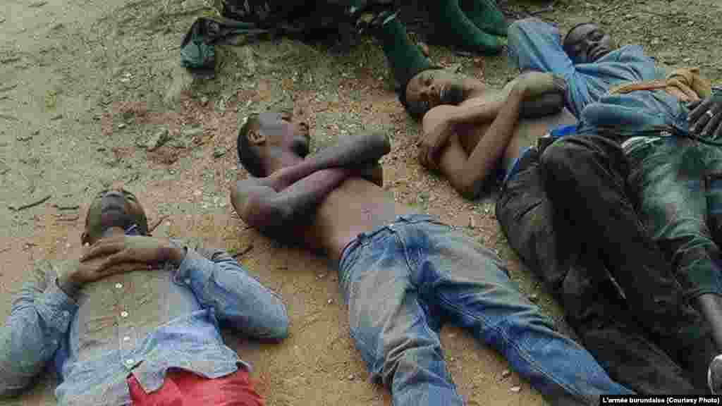 Une photo prise par l'armée burundaise présentant de présumés insurgés accusés pour les attaques contre des camps militaires le 11 décembre 2015, à Bujumbura. L'armée Burundaise