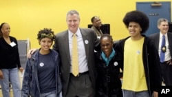 Walikota New York terpilih Bill de Blasio bersama anak dan istri saat meninggalkan tempat pemilihan suara, November 2013. (AP/Mark Lennihan)