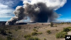 Foto yang dirilis Badan Survei Geologi AS menunjukkan aktivitas vulkanis di Kawah Halema'uma'u telah meningkat, termasuk kepulan asap yang diselingi gempa-gempa di Taman Nasional Gunung Api Hawaii di Pulau Hawaii, sekitar pukul 9 pagi, Selasa, 15 Mei 2018.