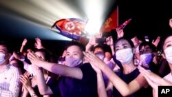 지난달 28일 북한 청년절을 맞아 평양 4.25문화회관에서 야외 경축공연이 열렸다.