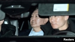 စစ်အုပ်ချုပ်ရေး ကြေညာခဲ့တဲ့ တောင်ကိုရီးယား သမ္မတ ယွန်းဆွပ်ယိုး Yoon Suk Yeol (အလယ်) ဇန်နဝါရီ ၁၉ တနင်္ဂနွေနေ့ အစောပိုင်းမှာ တရားဝင် ဖမ်းဆီးခံခဲ့။