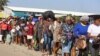 Warga Haiti antre untuk melintasi perbatasan antara kota Quanamienthe di Haiti dan kota Dajabon di Republik Dominika untuk bekerja (foto: dok).