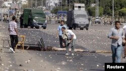 Protesters block a road during clashes with riot police in front of Al-Azhar University in Cairo October 20, 2013.