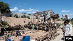 ទិដ្ឋភាព​សំណង់​រោងជនជាតិ​ខ្មែរ​ឥស្លាម​ដែល​ត្រូវ​បាន​រើ​បន្ទាប់ពី​រដ្ឋបាល​ខណ្ឌជ្រោយចង្វារ​តម្រូវ​ឲ្យ​ពួកគេ​រុះ​រើសំណង់​រោង​របស់​ខ្លួននៅ​លើ​ច្រាំង​ទន្លេ​សង្កាត់ជ្រោយចង្វារ​ ខណ្ឌជ្រោយចង្វារ​កាលពី​ថ្ងៃទី​៣០ ខែវិច្ឆិកា ឆ្នាំ២០១៩។(ទុំ ម្លិះ/​VOA)​