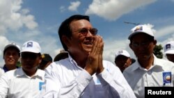 រូបឯកសារ៖ លោក កឹម សុខា ប្រធានគណបក្សសង្គ្រោះជាតិ ចូលរួមយុទ្ធនាការបោះឆ្នោតនៅរាជធានីភ្នំពេញ កាលពីថ្ងៃទី២ ខែមិថុនា ឆ្នាំ២០១៨។ 