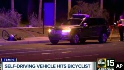 Foto dari cuplikan video yang diambil tanggal 19 Maret 2018 menunjukkan penyelidik di TKP kecelakaan fatal yang melibatkan kendaraan swakemudi Uber di jalanan di Tempe, Arizona (foto: ABC-15.com via AP)