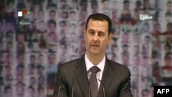 Gambar yang diambil dari televisi Suriah ini menunjukkan gambar Presiden Suriah, Bashar al-Assad saat memberikan pidatonya di Damaskus, terkait situasi terakhir di negara Suriah (6/1).
