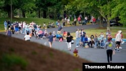 Antrean warga AS yang mengajukan tunjangan pengangguran di Frankfort, Kentucky. 