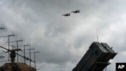 Истребители F-16 ВВС Украины пролетают над системой противовоздушной и противоракетной обороны Patriot в неуказанном месте в Украине, 4 августа 2024 года