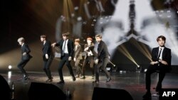 BTS saat tampil di Paris dalam acara budaya sebagai bagian lawatan resmi Presiden Korsel di Perancis, 14 Oktober 2018.