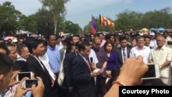 ទិដ្ឋភាពនៃពិធីបួងសួង ដែលរៀបចំដោយគណបក្សសង្រ្គោះជាតិ នៅមុខប្រាសាទអង្គរវត្ត ខេត្តសៀមរាប ដើម្បីសំុសុខសន្តិភាព ដល់ប្រជារាស្ត្រអ្នកស្នេហាជាតិ និងថ្នាក់ដឹកនាំគណបក្សសង្គ្រោះជាតិ នៅ​ថ្ងៃ​១៩ មិថុនា ២០១៦។ (Courtesy photo៖ គណបក្ស​សង្គ្រោះ​ជាតិ)