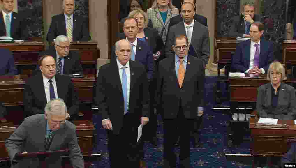 លោក Michael Stenger ប្រធាន​សន្តិសុខ​ព្រឹទ្ធសភា​សហរដ្ឋ​អាមេរិក អម​ដំណើរ​ក្រុម​​រដ្ឋអាជ្ញា​ពី​រដ្ឋសភា​ដែល​ដឹកនាំ​ការ​កាត់ទោស​ដក​តំណែង​ប្រធានាធិបតី (impeachment managers) ចូល​ទៅ​ក្នុង​សាល​ព្រឹទ្ធសភា ​ពី​ក្រោយ​លោក Mitch McConnell មេ​ដឹកនាំ​សំឡេង​ភាគ​ច្រើន​នៅ​ក្នុង​ព្រឹទ្ធ​សភា​ពី​ខាង​គណបក្ស​សាធារណរដ្ឋ​ ខណៈ​ពួក​គេ​មក​ចូល​រួម​ដំណាក់កាល​ដំបូង​នៃ​​នីតិវិធី​​ដ៏​កម្រ​នៃ​ការ​កាត់​ទោស​ដក​តំណែង​ប្រធានាធិបតី​​នៅ​ព្រឹទ្ធសភា​សហរដ្ឋ​អាមេរិក កាល​ពី​រសៀល​ថ្ងៃ​ព្រហស្បតិ៍​ទី​១៦ ខែ​មករា ឆ្នាំ​២០២០។ ក្រុម​​រដ្ឋអាជ្ញា​ពី​រដ្ឋសភា​ដែល​ដឹកនាំ​ការ​កាត់ទោស​ដក​តំណែង​ប្រធានាធិបតី ​រួម​មាន​​លោក Adam Schiff ប្រធាន​គណៈកម្មាធិការ​ស៊ើប​ការណ៍​សម្ងាត់​នៃ​រដ្ឋសភា លោក Jerrold Nadler គណៈកម្មាធិការ​នីតិកម្ម​នៃ​រដ្ឋសភា​ លោក Hakeem Jeffries ប្រធាន​ក្រុម​គណបក្ស​ប្រជាធិបតេយ្យ​នៃ​រដ្ឋសភា​ និង​លោកស្រី​ Zoe Lofgren អ្នក​តំណាងរាស្ត្រ​គណបក្ស​ប្រជាធិបតេយ្យ។