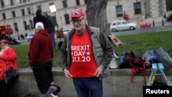 បុរស​ម្នាក់​ឈរ​ថត​រូប​នៅ​ទីលាន​នៃ​រដ្ឋ​សភា នៅ​ថ្ងៃ​ដែល​អង់គ្លេស​ចាក​ចេញ​ពី​សហភាព​អឺរ៉ុប នៅ​ទីក្រុង​ឡុងដ៍ ប្រទេស​អង់គ្លេស កាល​ពី​ថ្ងៃ​ទី​៣១ មករា ២០២០។