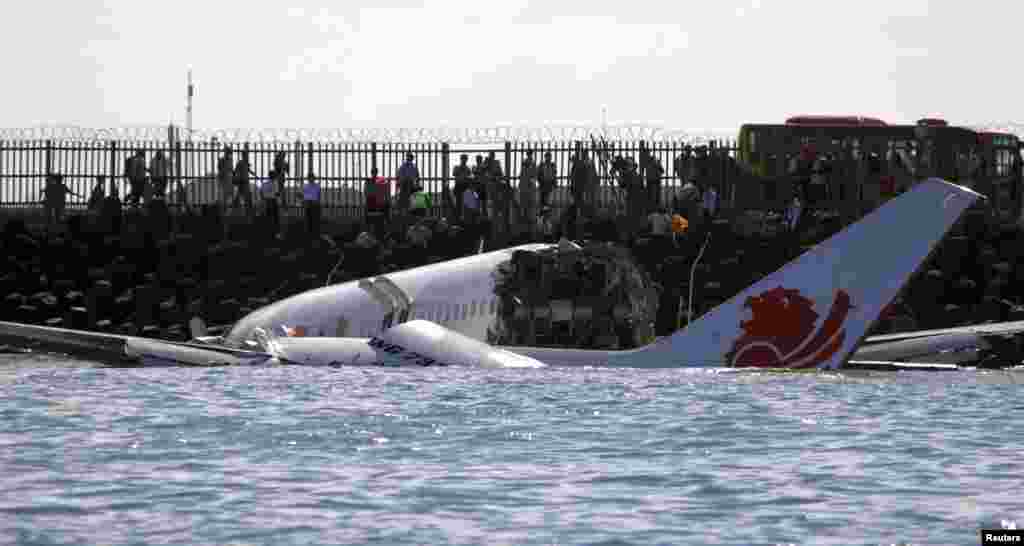 Bangkai pesawat Lion Air Boeing 737-800 di atas laut dekat Bandar Udara Ngurah Rai, Denpasar, Bali (14/4).