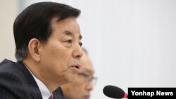 한민구 한국 국방 장관이 18일 국회에서 열린 국방위원회 전체회의에서 의원들의 한일군사정보보호협정 관련 질의에 답변하고 있다. 