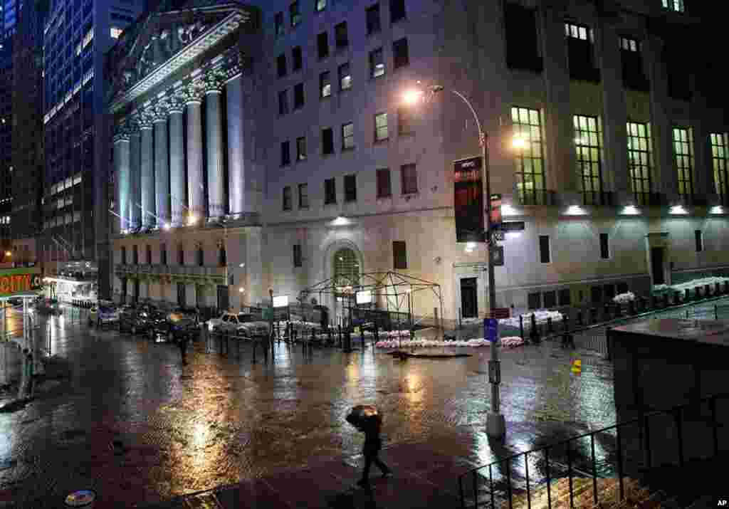 2012年10月29日凌晨，纽约股票交易市前的沙袋防洪工事。在桑迪飓风步步逼近之际，纽约的公交系统、学校和金融市场都被迫关闭。