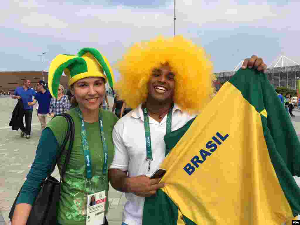 Two fans show their true colors at the Olympic Games in Rio de Janeiro, Brazil, Aug. 8, 2016. (P. Brewer/VOA)