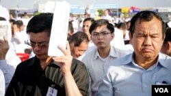 រូបឯកសារ៖ មន្ត្រីរាជការ និងមហាជនជាង៤ម៉ឺននាក់ត្រូវបានឲ្យចូលរួមរំលឹកខួប៧មករា រាជធានីភ្នំពេញ នៅថ្ងៃទី៧ ខែមករា ឆ្នាំ២០១៨។ (ខាន់ សុគុំមនោ/VOA)