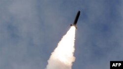 북한은 김정은 국무위원장이 전선 장거리포병구분대들의 화력타격훈련을 지도했다며, 3일 사진을 공개했다.