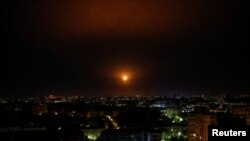 16일 우크라이나 수도 크이우(러시아명 키예프) 미사일 공격 상황에서 섬광이 발생하고 있다. (자료사진)
