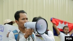 សន្តិសុខ​ដែល​ត្រូវ​បាន​ស្ថានទូត​សហរដ្ឋ​អាមេរិក​បញ្ឈប់​កាល​ពី​ប៉ុន្មាន​ខែ​មុន​​​និង​គ្រួសារ​របស់ពួកគេ​បាន​មក​ធ្វើ​បាតុកម្ម​តវ៉ា​រក​យុត្តិធម៌​ដោយ​អហិង្សា​នៅ​ខាង​មុខ​ស្ថានទូត​អាមេរិករាជធានី​ភ្នំពេញ​ ​កាល​ពីព្រឹក​ថ្ងៃទី​១៩ មិថុនា ឆ្នាំ ២០១៨។ (ទុំ ម្លិះ/VOA)