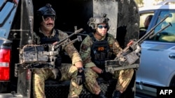 Para kombatan aliansi Hasheed al-Shaabi Irak mengikuti konvoi pemakaman Hassan Hamadi al-Amiri, salah satu anggota Kataeb Hizbullah yang tewas, di Baghdad, Irak, 26 Desember 2023. (Foto: Ahmad Al-Rubaye/AFP) 