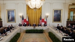 美国总统拜登与日本首相岸田文雄和菲律宾总统小马科斯在华盛顿举行三边峰会。(2024年4月11日)