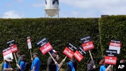 აქცია ჰოლივუდის სტუდიასთან "ფარამაუნთ-ფიქჩერს". 2 მაისი, 2023 წ. ლოს-ანჯელესი, აშშ.