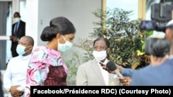 D-G:Mokambi ya Assemblée nationale Jeanine Mabunda pembeni ya mokambi ya Sénat Alexis Thambwe Mwamba nsima na bokutani na président Félix Tshisekedi na N'Sele, Kinshasa, 14 avril 2020. (Facebook/Présidence RDC)