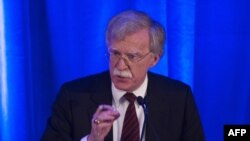 존 볼튼 백악관 국가안보회의 보좌관이 10일 워싱턴에서 열린 '연방주의자 소사이어티' 행사에서 연설하고 있다.