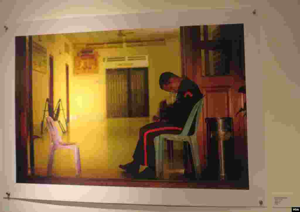 &laquo;អ្នកយាមផ្ទះសំណាក់&raquo; បាន​ដាក់​បង្ហាញ​នៅ​ហាង​កាហ្វ​ និង​វិចិត្រសាល​ Java Cafe and Gallery ពី​ថ្ងៃ​ទី​៩​ ខែ​កញ្ញា​ រហូត​ដល់​ថ្ងៃ​ទី​១១​ ខែ​តុលា​ ឆ្នាំ​២០១៥។ (សើ​ សាយ្យាណា/VOA)