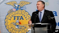 Menlu AS, Mike Pompeo, berbicara dalam forum Future Farmers of America dan siswa-siswa Johnston High School, 4 Maret 2019, Johnston, Iowa (foto: AP Photo/Charlie Neibergall)