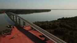 Un pont suscite espoir et inquiétudes en Gambie