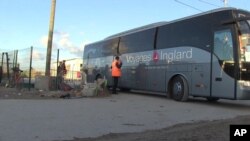 Un bus transportant des migrants quitte la Jungle à Calais le 2 novembre 2016.