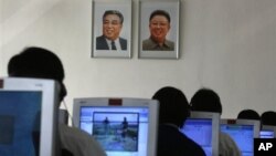 지난 2012년 9월 북한 평양 김책공대 학생들이 컴퓨터를 사용하고 있다. (자료사진)