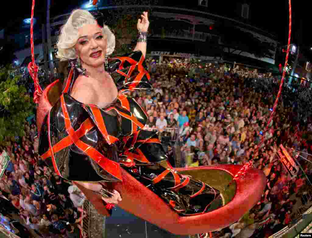 លោក Gary Marion ឬ​ត្រូវ​បាន​ស្គាល់​ថា​ម្ចាស់ក្សត្រី​ស៊ូស៊ី​​ អង្គុយ​នៅ​ក្នុង​ស្បែក​ជើង​កែងចោត​ពណ៌ក្រហមអំឡុង​ការ​ឆ្លងឆ្នាំ​សកលនៅ​តាម​ផ្លូវ​ Duval ក្លឹប Bourbon St. Pub រដ្ឋ Florida កាលពី​ថ្ងៃទី​៣១ ខែធ្នូ ឆ្នាំ២០១៨។